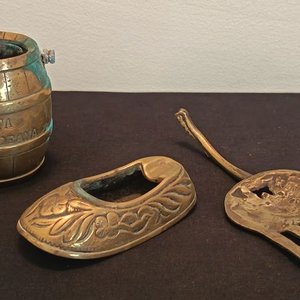 Lote de Piezas Decorativas en Bronce y Metal: Jarrón, Caldera, Cenicero, Barril, Tenedor y Centro de Mesa - imagen 2