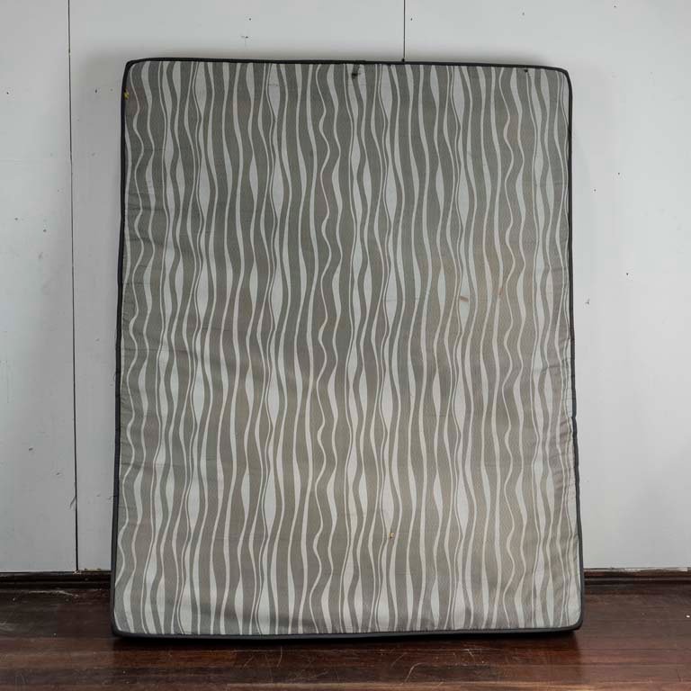 Lote siguiente: Colchón de 2 plazas en color gris con manchas y detalles