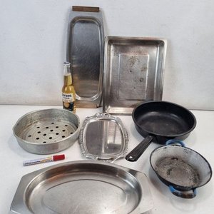 Lote siguiente: Lote de 7 Piezas de Utensilios de Cocina: Bandejas, Sartenes y Colador