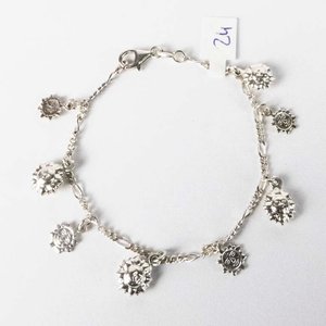 Lote siguiente: Pulsera de Plata con Dijes de Sol - 16 cm