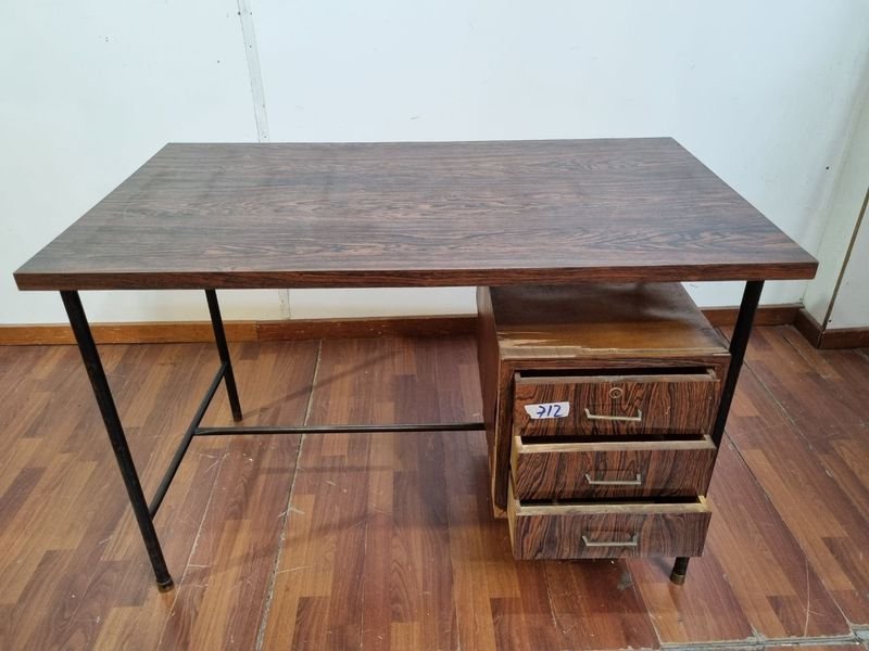 Escritorio Con Cajonera en Madera con L712 y Tiene Levantado el Enchapado - imagen 2