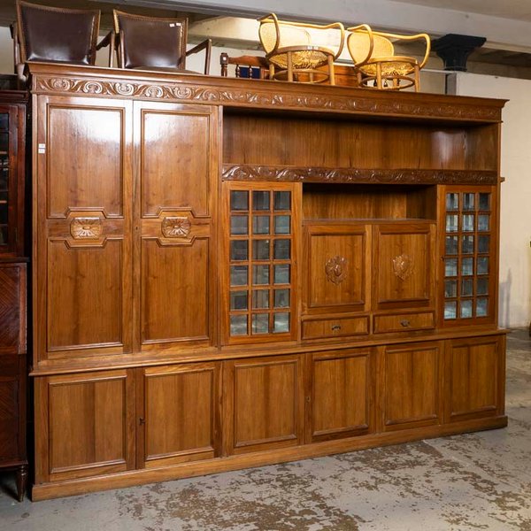 Mueble Modular Estilo Tudor con Molduras Talladas y Detalles Espejados - imagen 1