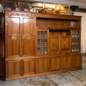 Lote anterior: Mueble Modular Estilo Tudor con Molduras Talladas y Detalles Espejados