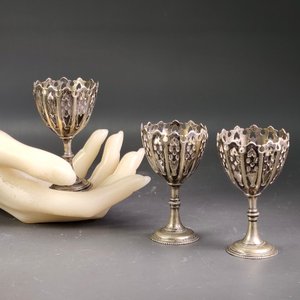 Lote de 9 piezas: Copitas metálicas caladas y shots de cristal ruby con soportes - imagen 6