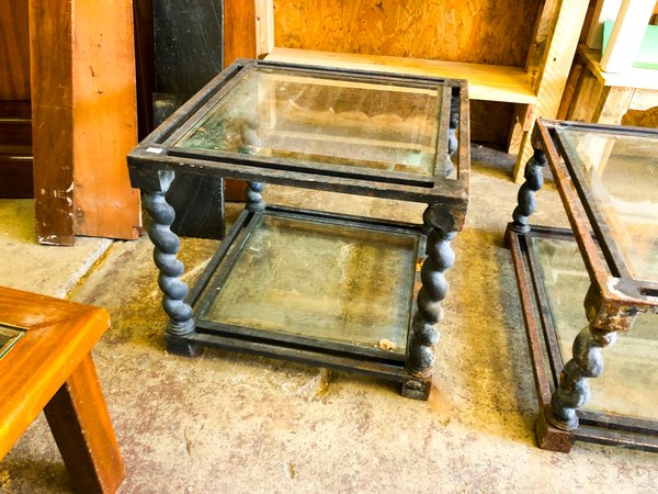Mesa Auxiliar Antigua con Estantes de Vidrio y Estructura de Hierro