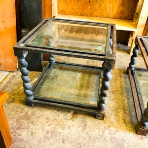 Mesa Auxiliar Antigua con Estantes de Vidrio y Estructura de Hierro - imagen 1