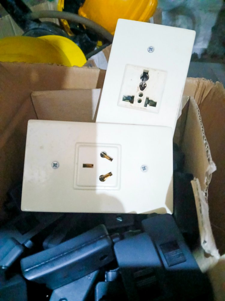 Lote de plaquetas y interruptores eléctricos - imagen 3