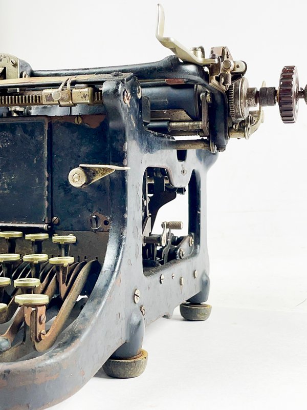 Maquina de escribir negra con faltante - imagen 3