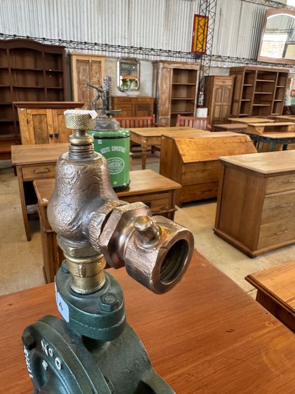 Bomba reloj sobre base de madera - imagen 6