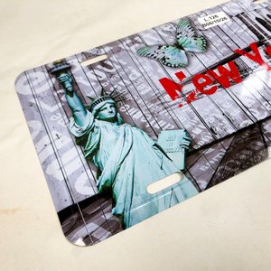 Chapa Decorativa Metal "New York" con Estatua de la Libertad y Auto Vintage - imagen 3
