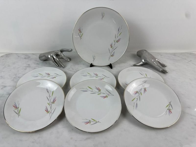 Lote anterior: Platos de porcelana alemana con diseño botánico y borde de oro