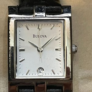 Reloj Bulova Clásico Rectangular de Dama con Calendario - Acero y Correa Negra - imagen 3