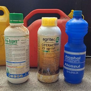 Lote de Varios: Aguarrás, Limpieza, Bidones y Césped Sintético - imagen 5