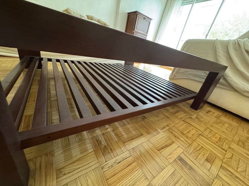 Mesa ratona en madera con tapa de vidrio y estante envarillado - imagen 10