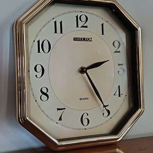 Plato Decorativo Mesopotamia, Reloj Octogonal Shelton y Bonsái Artificial - imagen 5