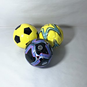 Lote anterior: Lote de 3 Pelotas de Fútbol: Amarilla Clásica, Negra con Diseño y Amarilla con Diseño