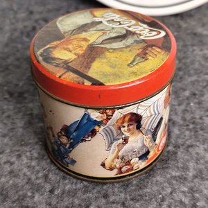 Plato y Lata Decorativa Coca-Cola - imagen 4
