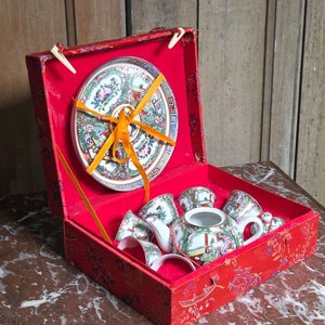 Lote siguiente: Juego de Té Oriental en Porcelana Policromada con Escenas Tradicionales