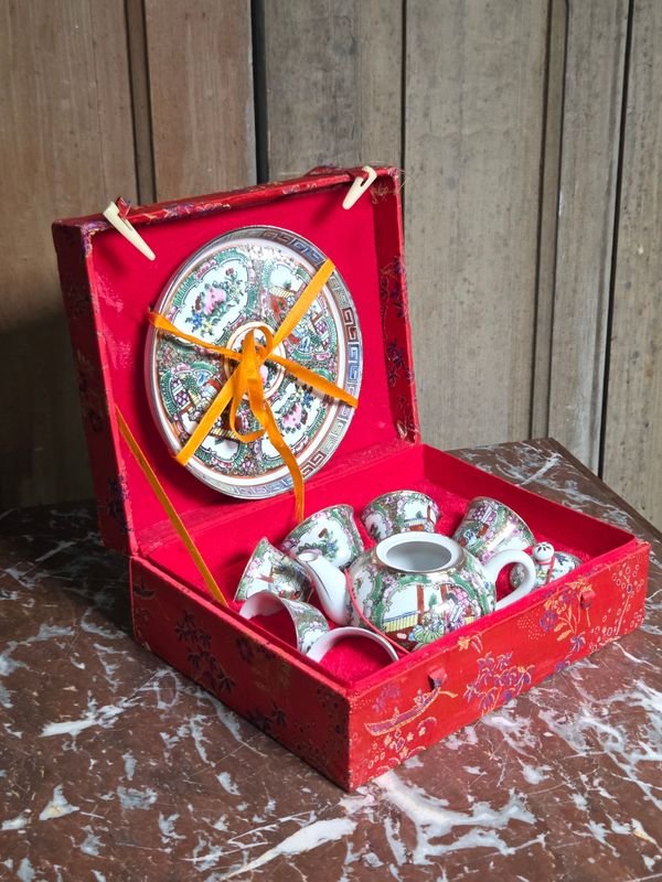 Juego de Té Oriental en Porcelana Policromada con Escenas Tradicionales