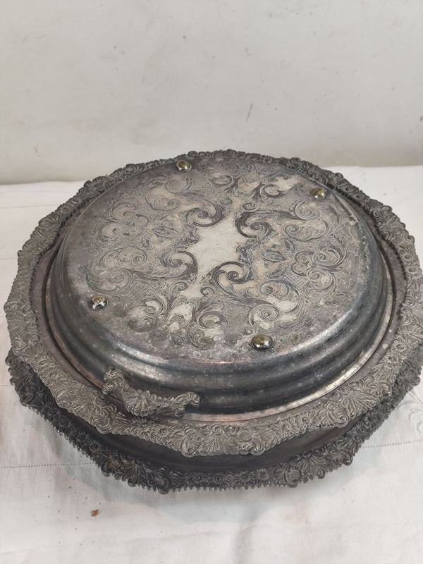 Importante Guisera en Metal Bañado en Plata con Tapa - Doble Fuente - imagen 1