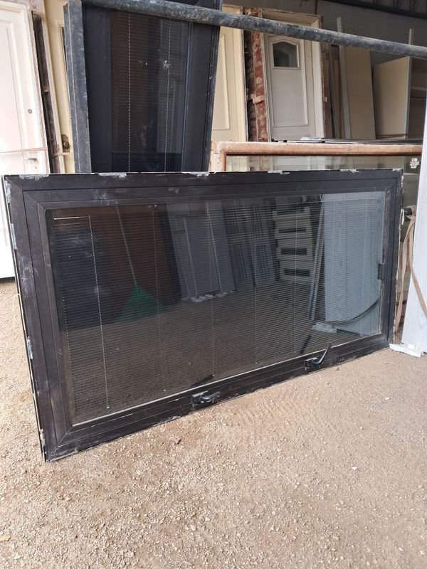Ventana DVH Aluminio Negro Abatible Inferior 193x100cm con Persianas