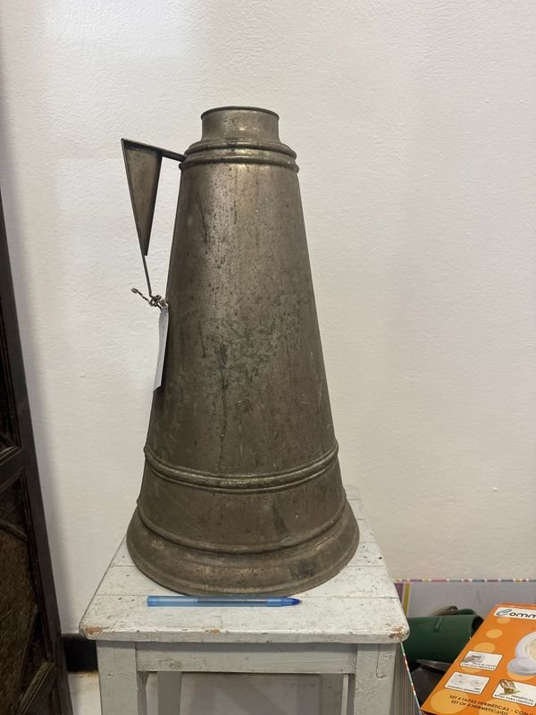 Jarra Antigua de Chapa Metálica