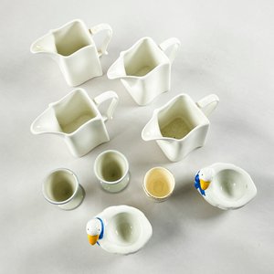 Set de 4 Lecheras Blancas y 4 Posahuevos Decorativos - imagen 2