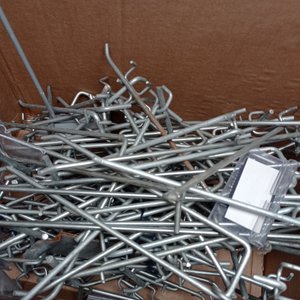 Más de 140 perchas en metal para exhibir en diferentes formas y tamaños.  - imagen 2