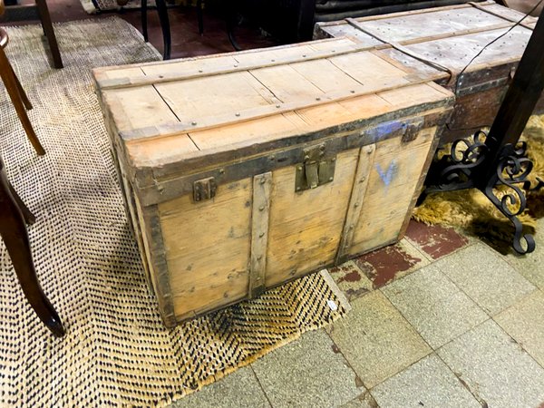 Baúl Antiguo de Madera con Herrajes Metálicos
