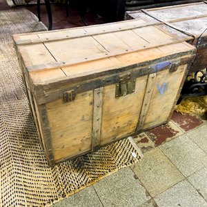 Lote siguiente: Baúl Antiguo de Madera con Herrajes Metálicos