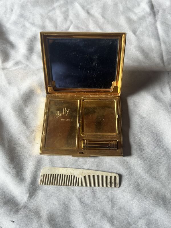 Lote anterior: Estuche de tocador de dama suizo con espejo biselado