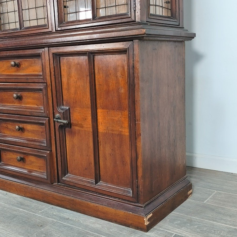 Muebles de Madera con Puertas de Vidrio y Estructura de Madera - imagen 8