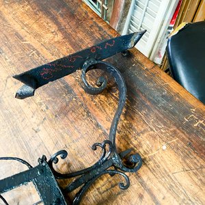 Farol de Hierro Negro con Mensula y Detalle Decorativo - imagen 4