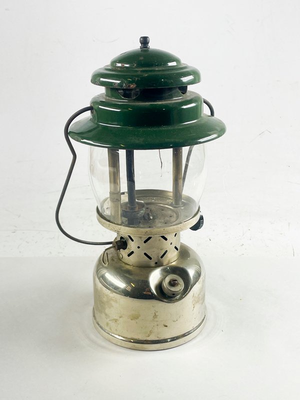 Farol a Mantilla Coleman Verde Esmaltado Metálico 37 cm - imagen 1