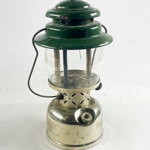 Farol a Mantilla Coleman Verde Esmaltado Metálico 37 cm - imagen 1
