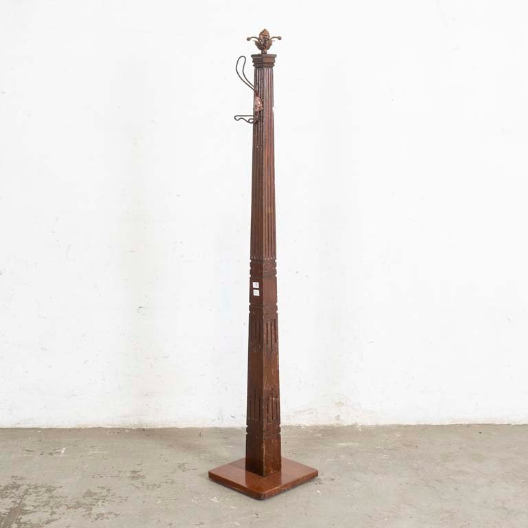 Perchero de Pie Antiguo de Madera con Puntero Metálico