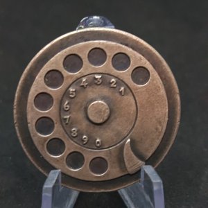 Lote siguiente: Medalla Ericsson con Dial Giratorio de Teléfono - Cobre Plateado
