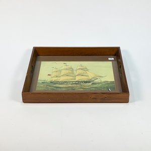 Lote siguiente: Bandeja Rectangular de Madera con Tapa de Vidrio y Decoración de Fragata