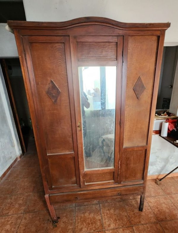 Ropero Antiguo de Madera con Espejo Central