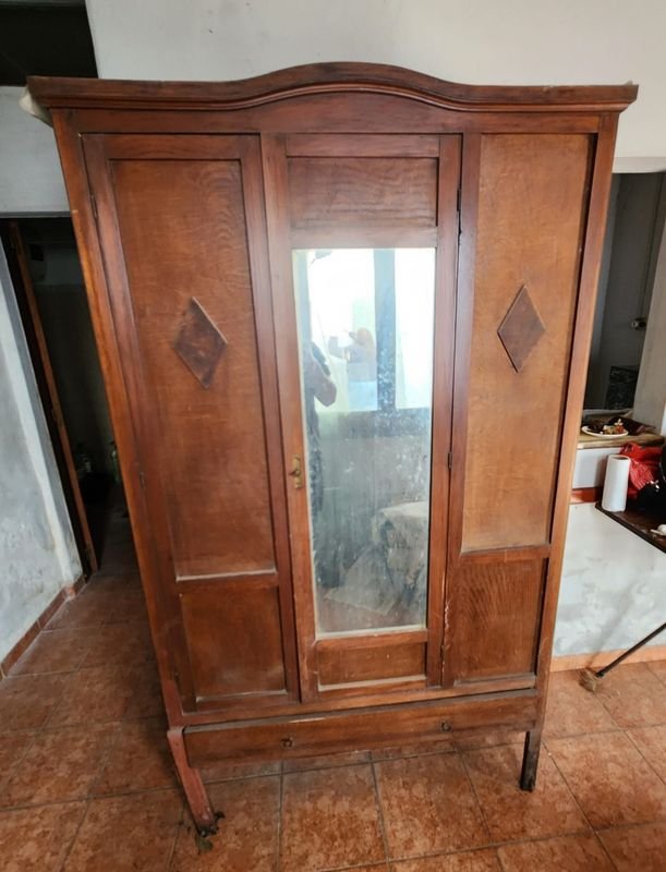 Ropero Antiguo de Madera con Espejo Central