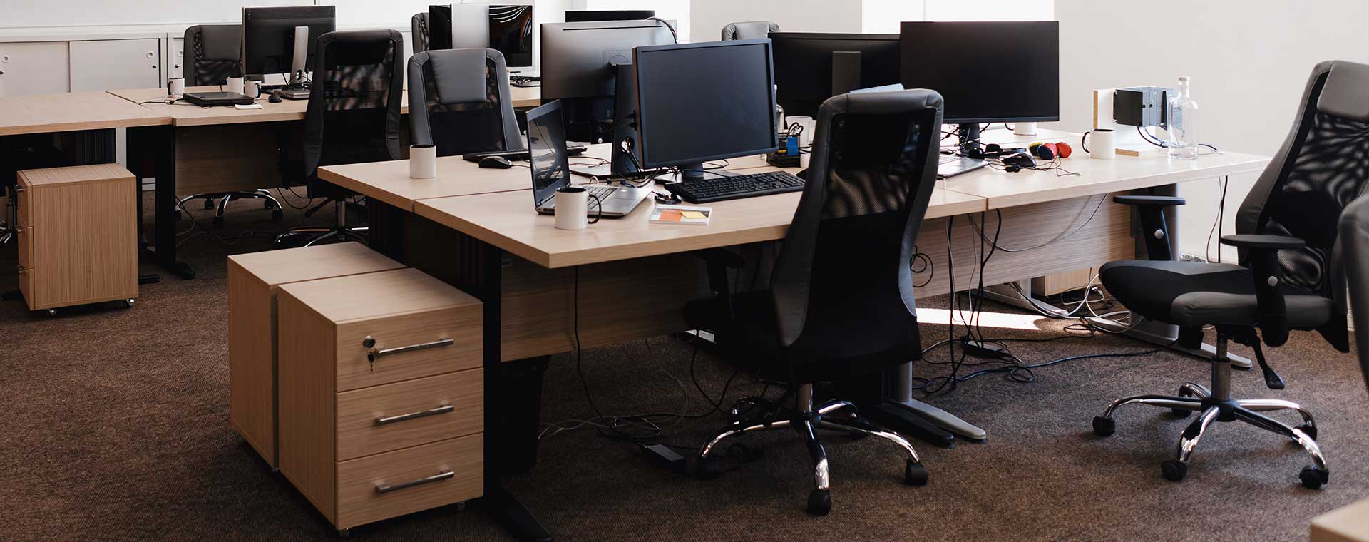 Mobiliario de oficina y accesorios