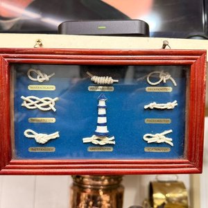 Lote siguiente: Cuadro Decorativo Nudos Marineros con Faro y Marco de Madera