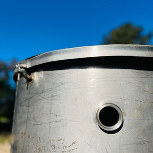 Tanque Cilíndrico de Acero Inoxidable con Soporte Metálico - imagen 2