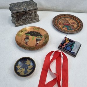 Lote de Adornos y Curiosidades: Caja Metálica Antigua, Platos de Cobre y Madera, Lápices de Colores - imagen 2