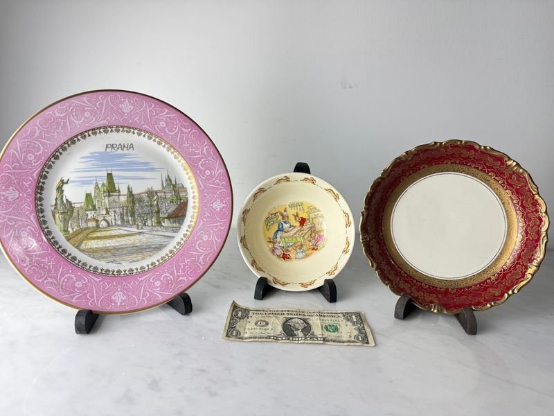 Lote anterior: Platos de porcelana alemana, checoslovaca y inglesa para niño