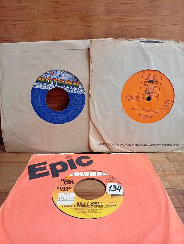 Tres Discos Simples de Vinilo: Billy Joel, Anita Ward y Diana Ross