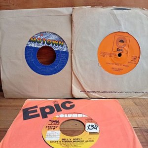Lote siguiente: Tres Discos Simples de Vinilo: Billy Joel, Anita Ward y Diana Ross
