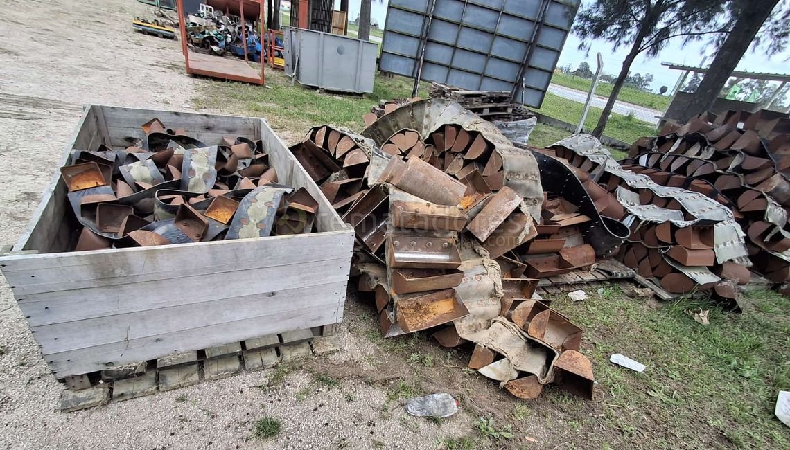 Lote de Piezas Metálicas Oxidadas y Madera
