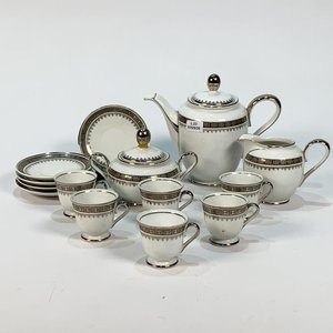 Lote siguiente: Juego de Café Mauá de Porcelana Brasilera Blanca con Guarda Plateada