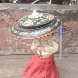 Muñeca de Hojalata a Pila con Paraguas Decorado - Años 70 - imagen 4